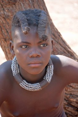 Khorixas, Namibya 09 Ekim 2014: Tanımlanamayan çocuk Himba kabilesi. Himba, Güney-Batı Afrika 'nın Kunene bölgesinde, Kuzey Namibya' da yaşayan yerli halktır.