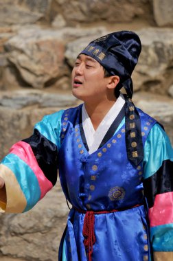 7 Nisan 2013 'te Kore halk dansları gösterisi sırasında Sangmo dansçısı Seul Kore' de. Sangmo dansı Kore halkının en sevdiği danslardan biridir..