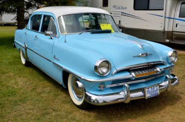 Büyükannem, Quebec, Kanada - 29 Temmuz 2013: 1954 Plymouth Belvedere. Plymouth Belvedere, 1954-1970 yılları arasında Plymouth tarafından üretilen bir Amerikan otomobil modelidir..