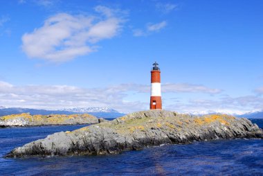 Beagle Channel Ushuaia Patagonya 'da mavi gökyüzünde kırmızı ve beyaz deniz feneri Arjantin