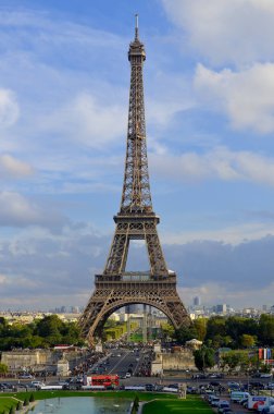 PARIS, FRANCE OKTOBER 14: Eiffel Kulesi (Tour Eiffel) 14 Ekim 2013 'te Paris, Fransa' da. Dünya Fuarı için 1887 ve 1889 yılları arasında inşa edilmiştir (Fuar 1889).).