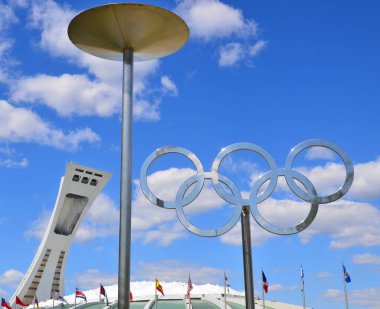 Montreal Kanada 15 Mayıs 2013 'te Montreal Olimpiyat Stadyumu ve kulesi. Dünyanın en yüksek eğimli kulesi. Olimpiyat turu 175 metre uzunluğunda ve 45 derecelik açıyla yapılıyor.