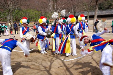 7 Nisan 2013 'te Kore halk dansları gösterisi sırasında Sangmo dansçısı Seul Kore' de. Sangmo dansı Kore halkının en sevdiği danslardan biridir..