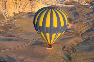 GOREME, TURKEY - OKTOBER 02: Kapadokya üzerinde uçan sıcak hava balonu, Ekim 2013 'te Goreme, Kapadokya, Türkiye' de sıcak hava balonları ile uçmak için en iyi yerlerden biri olarak bilinir.. 