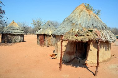 Khorixas, Namibya 09 Ekim 2014: Himba Evi. Himba, Güney-Batı Afrika 'nın Kunene bölgesinde, Kuzey Namibya' da yaşayan yerli halktır. 