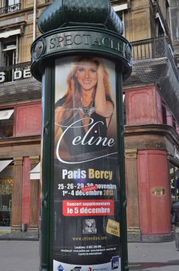 Paris, Fransa 12 Ekim: Celine Dion Fransız turnesi 12 Ekim 2013 'te Paris, Fransa' da gösteri panosunda duyuruldu.