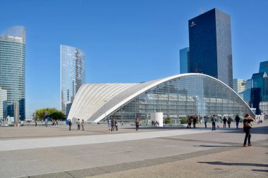 PARIS FRANSA 15 EKİM: 15 Ekim 2014 'te Paris' te La Defense Bölgesi. Avrupa 'nın 560 hektarlık alanı, 72 cam ve çelik bina ve gökdelenlerle en büyük iş bölgesidir. 