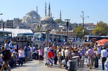 İstanbul, Türkiye - 09 Ekim: İstanbul 'un Eminonu semtindeki bir sokakta insanlar zamanlarını 09 Ekim 2013' te İstanbul, Türkiye 'de geçiriyor.