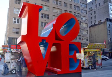 NEW YORK 23: LOVE, Amerikalı sanatçı Robert Indiana 'nın 7 Ekim 2013' te New York 'ta çektiği bir ikonik pop sanatı görüntüsü. Robert Indiana 'nın ünlü anıtı 6. Cadde' de yer almaktadır..