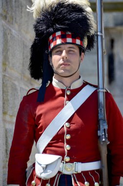 Halifax Nova Scotia 5 Haziran: Kanada 'nın Halifax şehrindeki bir Ulusal Tarih Alanı olan Citadel Hill' de (Fort George) Kanadalı asker. Nova Scotia, Kanada, 5 Haziran 2014