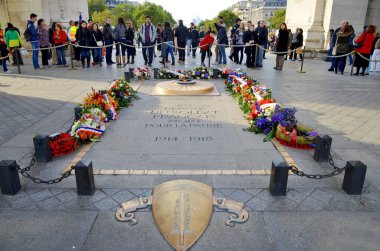 1. Savaş Anıtı ziyaretçileri.