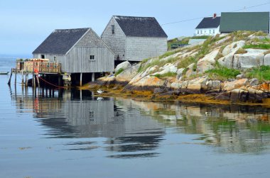 Peggy 's Cove Nova Scotia 6 Haziran: Peggy' s Cove 'daki tipik balıkçı kulübesi 6 Haziran 2014 tarihinde Nova Scotia' daki St. Margarets Körfezi 'nin doğu kıyısında yer alan küçük bir kırsal topluluk..