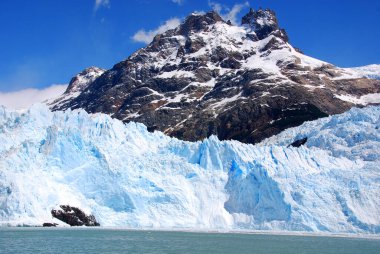 Perito Moreno Buzulu, Arjantin 'in Santa Cruz eyaletindeki Los Glaciares Ulusal Parkı' nda bulunan bir buzuldur. Patagonya 'nın en önemli turistik merkezlerinden biridir.