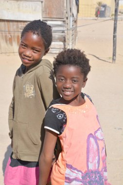 Swakopmund, Namibya, 09 Ekim 2014: Swakopmund 'un Mondesa gecekondu mahallesinde yaşayan kimliği belirsiz çocuk. Namibya 'da evlerin yaklaşık yüzde 27,6' sı yoksul olarak sınıflandırılıyor. 