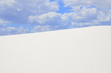 Çölün ortasında beyaz kum tepeleri