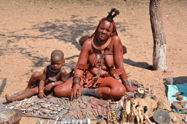 Khorixas, Namibya 09 Ekim 2014: Himba kabilesinden kimliği belirsiz bir kadın. Himba, Güney-Batı Afrika 'nın Kunene bölgesinde, Kuzey Namibya' da yaşayan yerli halktır. 