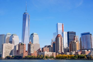 NEW YORK - ECTOBER 24: Lower mahattan ve One World Trade Center veya Freedom Tower 24 Ekim 2013 tarihinde New York City, New York 'ta inşa edilen yeni Dünya Ticaret Merkezi kompleksinin birincil binasıdır.