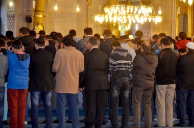 İSTANBUL, TÜRKEYE 26 Eylül: 28 Eylül 2013 'te İstanbul' daki Süleyman Camii 'nde namaz kılan insanlar. Süleyman Camii Osmanlı İmparatorluk Camii 'dir. 