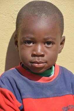 Swakopmund, Namibya, 09 Ekim 2014: Swakopmund 'un Mondesa gecekondu mahallesinde yaşayan kimliği belirsiz çocuk. Namibya 'da evlerin yaklaşık yüzde 27,6' sı yoksul olarak sınıflandırılıyor.