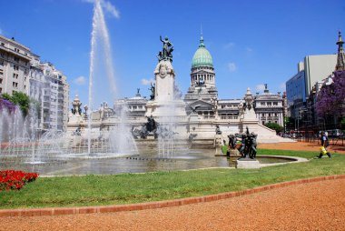 Kongre Plazası, Buenos Aires Arjantin 'de Arjantin Kongresi' ne bakan bir parktır. Plaza, Kongre binasının doğusunda 3 bitişik plazadan oluşan açık bir alandır.