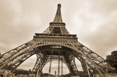 PARIS, FRANCE ECTOBER 12: Eiffel Kulesi (Tour Eiffel) 12 Ekim 2013 'te Paris, Fransa' da. Dünya Fuarı için 1887 ve 1889 yılları arasında inşa edilmiştir (Fuar 1889).)