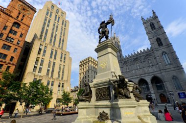 MONTREAL QUEBEC CANADA 05 17: Paul de Chomedey 'in heykeli, Mösyö de Maisonneuve Montreal' in ilk valisi. Notre-Dame Bazilikası 'nın önünde tarihi Montreal bölgesinde bir bazilika bulunmaktadır.