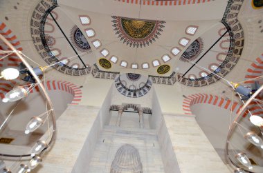 İSTANBUL TURKEY 3 Ekim: Süleyman Camii 'nin içinde (Süleyman Camii) İstanbul' da Muhteşem Süleyman tarafından inşa edilen 16. yüzyıldan kalma bir cami. 3 Ekim 2013 'te İstanbul, Türkiye