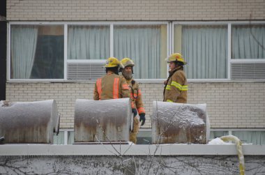 Yangın sonrası ve 50 kişi, Montreal şehir merkezindeki bir apartmanı yerle bir eden büyük bir yangından sonra evsiz kaldı. 1 Mart 2014 'te Montreal Kanada