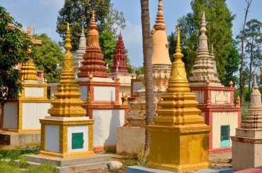 SIEM REAP CAMBODIA 22 Nisan 2013 tarihinde Siem Reap Kamboçya 'da Preah Prom Rath Pagodas bahçesi. Siem Reap 'in Eski Fransız Mahallesi' nde sömürge ve Çin tarzı mimarisi var.