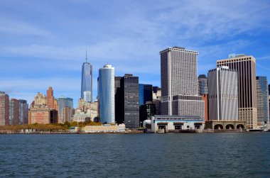 NEW YORK - ECTOBER 24: Lower mahattan ve One World Trade Center veya Freedom Tower 24 Ekim 2013 tarihinde New York City, New York 'ta inşa edilen yeni Dünya Ticaret Merkezi kompleksinin birincil binasıdır. 