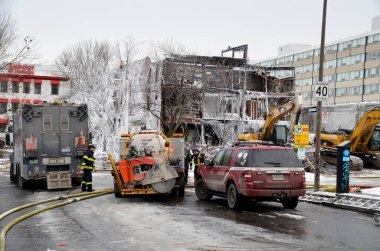 Yangın sonrası ve 50 kişi, Montreal şehir merkezindeki bir apartmanı yerle bir eden büyük bir yangından sonra evsiz kaldı. 1 Mart 2014 'te Montreal Kanada