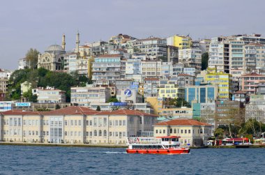 İSTANBUL, TURKEY ECTOBER 5: Yeni Cami ve Galata Köprüsü yakınlarındaki Eminonu Limanı 'nda 5 Ekim 2013, İstanbul, Türkiye. Eminonu limanı İstanbul 'da feribot için büyük bir rıhtım..