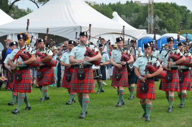 MONTREAL CANADA AUGust 03: Black Watch Pipes and Drums, Kuzey Amerika 'nın en eski organize boru grubu. 08 03 2014 'te Montreal Kanada' da.