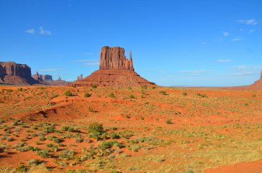 Monument Valley, Colorado Platosu 'nun bir bölgesidir ve vadi zemininin üzerinde devasa kum taşı poposu kümesidir. Arizona-Utah eyalet sınırında yer almaktadır.