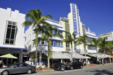 MIAMI SOUTH BEACH FLORIDA, ABD - 29 Ekim 2012 Miami Beach, Florida 'daki okyanus taşıma binaları. Güney Sahili 'ndeki Art Deco mimarisi Miami' nin en önemli turistik yerlerinden biridir..