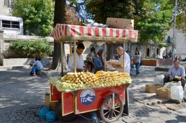 İSTANBUL TURKEY SEPT 28 Eylül 2013: Genç adam İstanbul 'da yaşamak için 28 Eylül 2013' te mısır satıyor. İstanbul caddesinde sokak satıcıları her yerde.. 