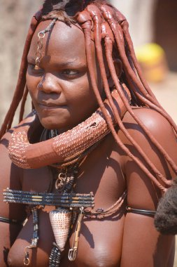 Khorixas, Namibya 09 Ekim 2014: Himba kabilesinden kimliği belirsiz bir kadın. Himba, Güney-Batı Afrika 'nın Kunene bölgesinde, Kuzey Namibya' da yaşayan yerli halktır. 