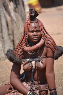 Khorixas, Namibya 09 Ekim 2014: Himba kabilesinden kimliği belirsiz bir kadın. Himba, Güney-Batı Afrika 'nın Kunene bölgesinde, Kuzey Namibya' da yaşayan yerli halktır. 