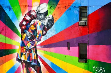NEW YORK CITY - 12 Ekim: Brezilyalı sanatçı Kobra 'nın bir duvar resmi 12 Ekim 2014, New York, New York. Renkli duvar resmi Alfred Eisenstaedt 'in Times Meydanı' ndaki V-J Günü fotoğrafına dayanıyor..