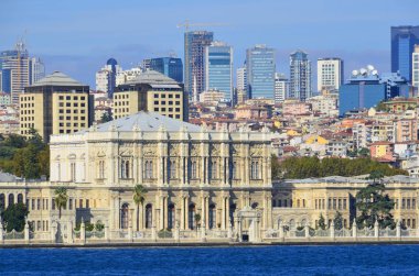 İSTANBUL TURKEY OCT 02: Dolmabahçe Sarayı, 02 Ekim 2013 İstanbul, Türkiye. Dolmabahce Sarayı, Osmanlı İmparatorluğu 'nun 31. Sultanı Abdülmecid I tarafından 1843 ve 1856 yılları arasında inşa edilmiştir..