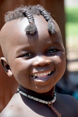 OTJIKANDERO NAMIBIA 09, 2014: Tanımlanamayan çocuk Himba kabilesi. Otjikandero Himba Yetim Köyü Projesi, Jaco Burger 'in, Himba kabilesinde çalışmak ve yaşamak için Kaokolger' e taşınmasıyla başladı..