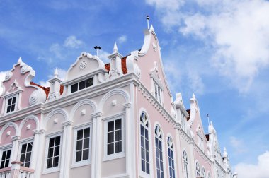 Tipik Hollandalı tasarım mimarisi. Oranjestad 'ın merkez meydanı Aruba Karayipler' in rüzgarlı adalarına doğru daha az Antiller Batı Hint Adaları 'na uzanıyor.