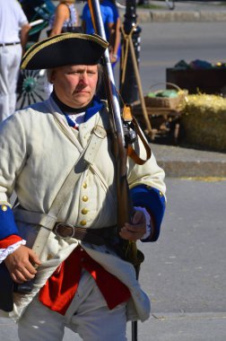 MONTREAL QUEBEC CANADA 24 AĞUSTOS: 24 Ağustos 2013 'te Montreal, Pointe-a-Calliere' in 18. Yüzyıl Halk Pazarı 'nda Yeni Fransa' yı yeniden canlandıran asker sayısı