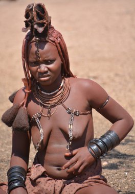Khorixas, Namibya 09 Ekim 2014: Himba kabilesinden kimliği belirsiz bir kadın. Himba, Güney-Batı Afrika 'nın Kunene bölgesinde, Kuzey Namibya' da yaşayan yerli halktır. 