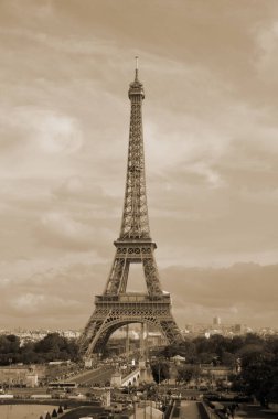 PARIS, FRANCE ECTOBER 12: Eiffel Kulesi (Tour Eiffel) 12 Ekim 2013 'te Paris, Fransa' da. Dünya Fuarı için 1887 ve 1889 yılları arasında inşa edilmiştir (Fuar 1889).)