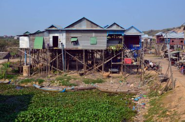 SIEM REAP CAMBODIA MARCH 25 Mart 2013 tarihinde Tonle Sap nehri üzerindeki tipik köy Siem Reao Kamboçya 'da. Tonle Sup Nehri, Kamboçya için önemli bir nehir ve göl sistemidir.