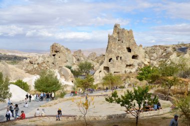 GOREME TURKEY ECTOBER 03: Açık Hava Müzesi her biri kendi kilisesi ile yan yana yerleştirilmiş onlarca yemekhane manastırından oluşan geniş bir manastır kompleksine benziyor. Gorerme Türkiye 'de Ekim 03' te