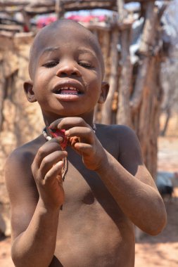 Khorixas, Namibya 09 Ekim 2014: Tanımlanamayan çocuk Himba kabilesi. Himba, Güney-Batı Afrika 'nın Kunene bölgesinde, Kuzey Namibya' da yaşayan yerli halktır.