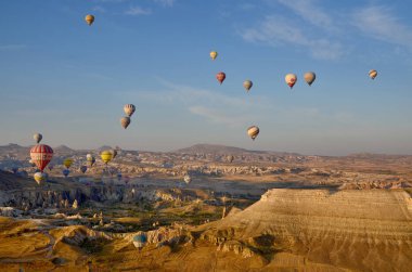 GOREME, TURKEY - OKTOBER 02: Kapadokya üzerinde uçan sıcak hava balonu, Ekim 2013 'te Goreme, Kapadokya, Türkiye' de sıcak hava balonları ile uçmak için en iyi yerlerden biri olarak bilinir..