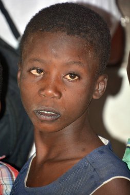 Bangani Namibie 10 Ekim: 10 Ekim 2014 tarihinde Bangani kasabasında yaşayan kimliği belirsiz bir çocuk. Namibya 'da evlerin yaklaşık yüzde 27,6' sı yoksul olarak sınıflandırılıyor 